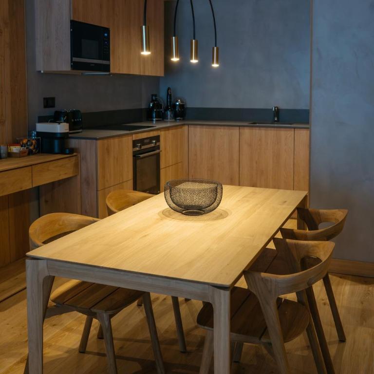 Luxurious Mountain Gem Enjoy Nature l Gym Sauna Pool l 1 MINUTE WALK TO SLOPES l by BonesVacances - Two-Bedroom Apartment with Terrace - 21