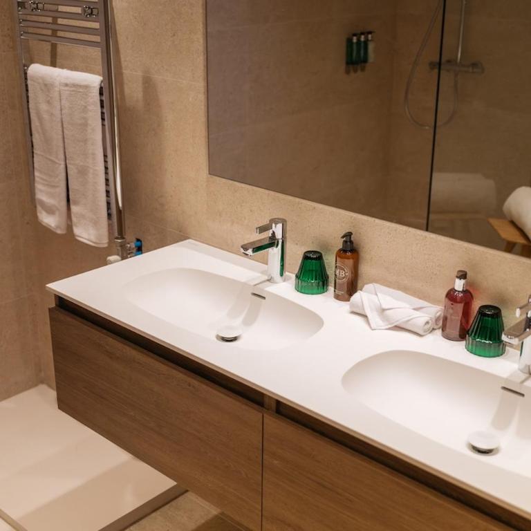 Luxurious Mountain Gem Enjoy Nature l Gym Sauna Pool l 1 MINUTE WALK TO SLOPES l by BonesVacances - Two-Bedroom Apartment with Terrace - 24