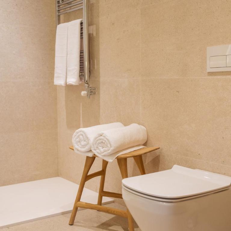 Luxurious Mountain Gem Enjoy Nature l Gym Sauna Pool l 1 MINUTE WALK TO SLOPES l by BonesVacances - Two-Bedroom Apartment with Terrace - 26