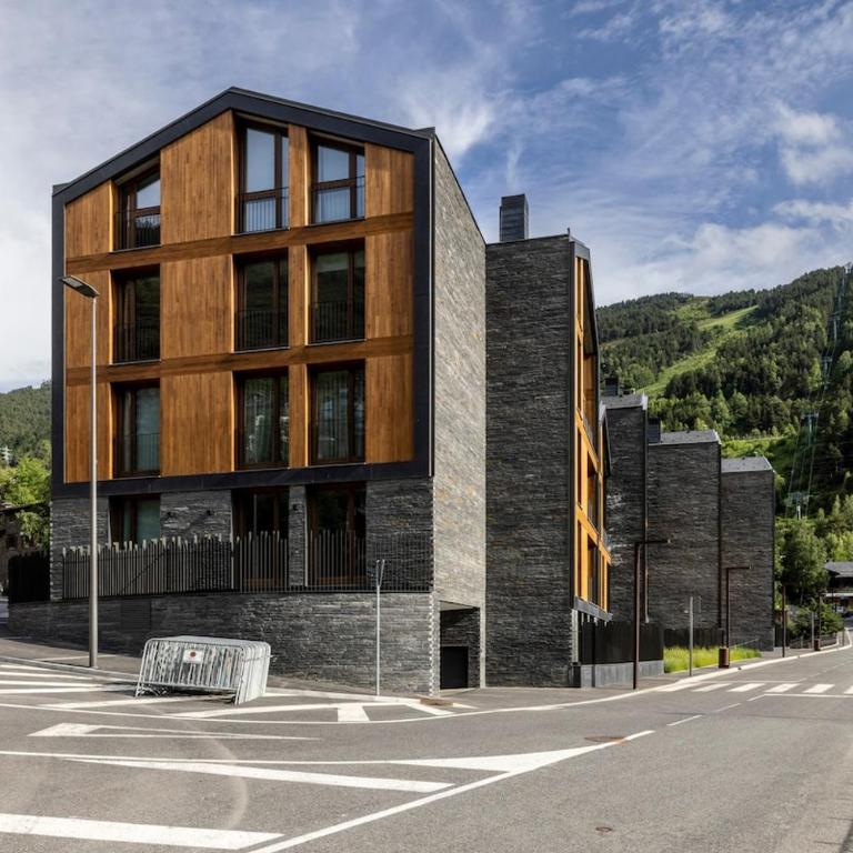 Luxurious Mountain Gem Enjoy Nature l Gym Sauna Pool l 1 MINUTE WALK TO SLOPES l by BonesVacances - Two-Bedroom Apartment with Terrace - 27