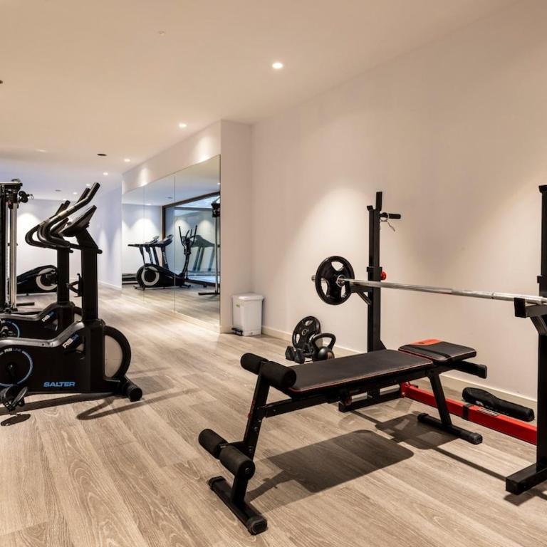 Luxurious Mountain Gem Enjoy Nature l Gym Sauna Pool l 1 MINUTE WALK TO SLOPES l by BonesVacances - Two-Bedroom Apartment with Terrace - 28