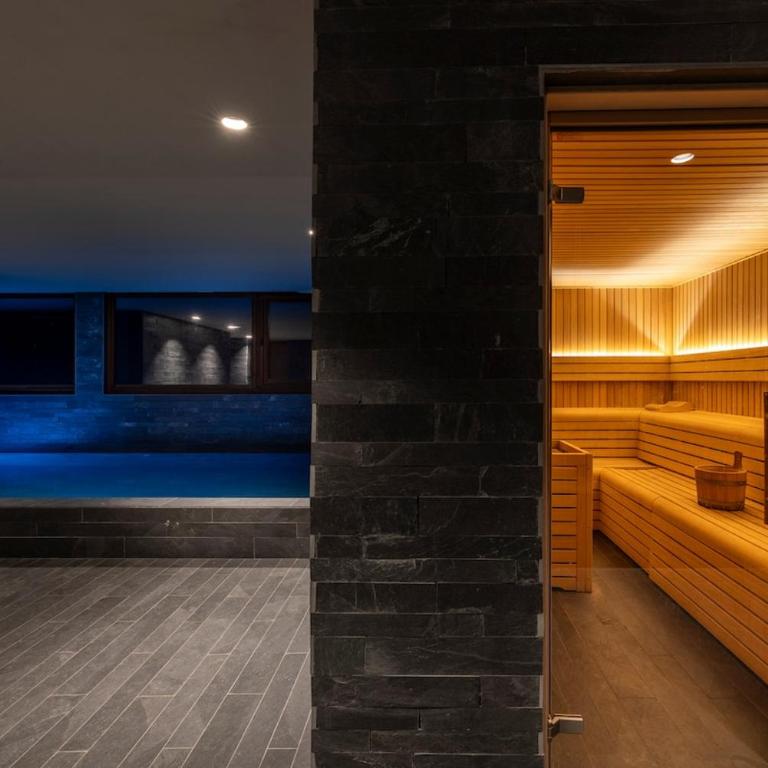 Luxurious Mountain Gem Enjoy Nature l Gym Sauna Pool l 1 MINUTE WALK TO SLOPES l by BonesVacances - Two-Bedroom Apartment with Terrace - 52