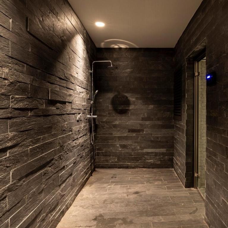 Luxurious Mountain Gem Enjoy Nature l Gym Sauna Pool l 1 MINUTE WALK TO SLOPES l by BonesVacances - Two-Bedroom Apartment with Terrace - 32