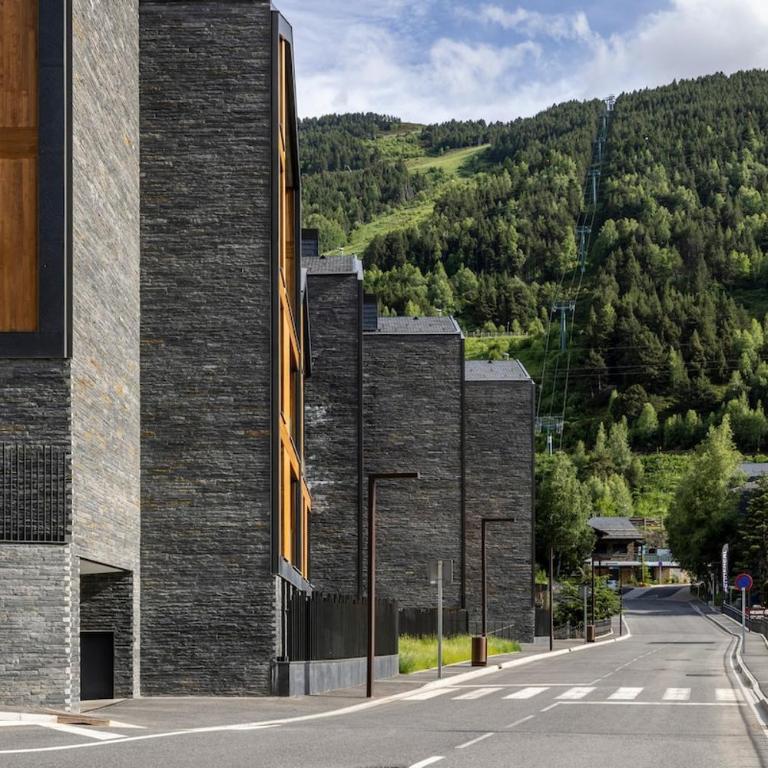Luxurious Mountain Gem Enjoy Nature l Gym Sauna Pool l 1 MINUTE WALK TO SLOPES l by BonesVacances - Two-Bedroom Apartment with Terrace - 33
