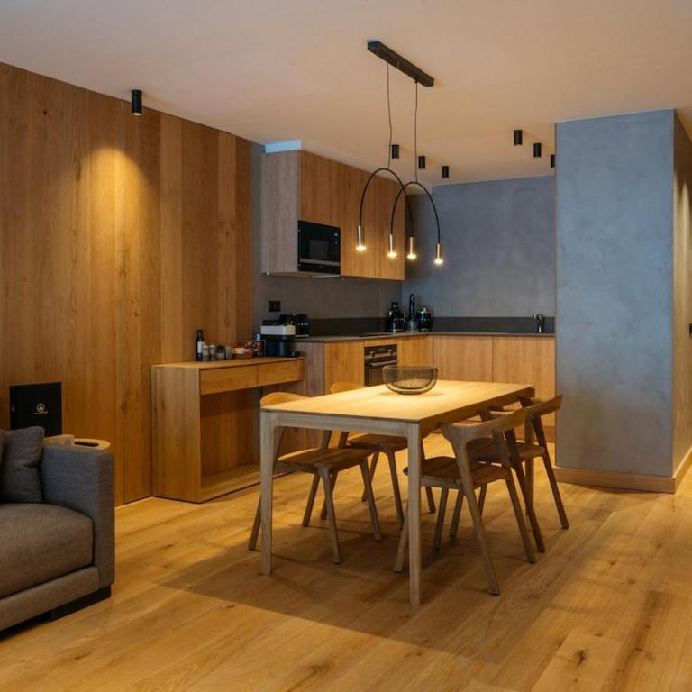 Luxurious Mountain Gem Enjoy Nature l Gym Sauna Pool l 1 MINUTE WALK TO SLOPES l by BonesVacances - Two-Bedroom Apartment with Terrace - 34