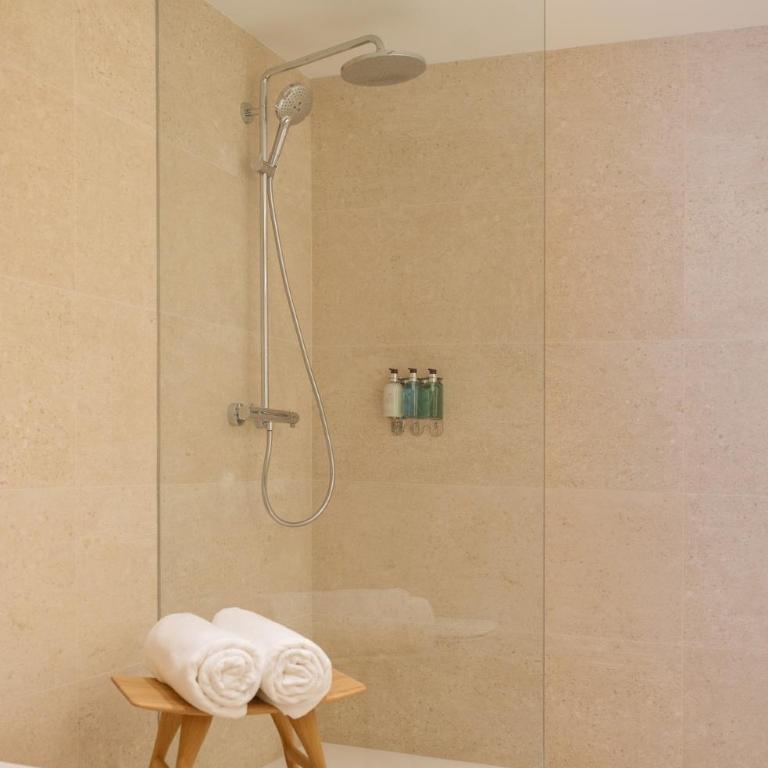 Luxurious Mountain Gem Enjoy Nature l Gym Sauna Pool l 1 MINUTE WALK TO SLOPES l by BonesVacances - Two-Bedroom Apartment with Terrace - 37