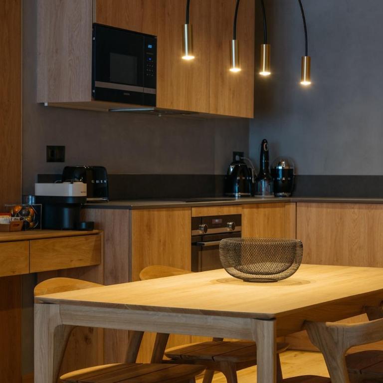 Luxurious Mountain Gem Enjoy Nature l Gym Sauna Pool l 1 MINUTE WALK TO SLOPES l by BonesVacances - Two-Bedroom Apartment with Terrace - 39