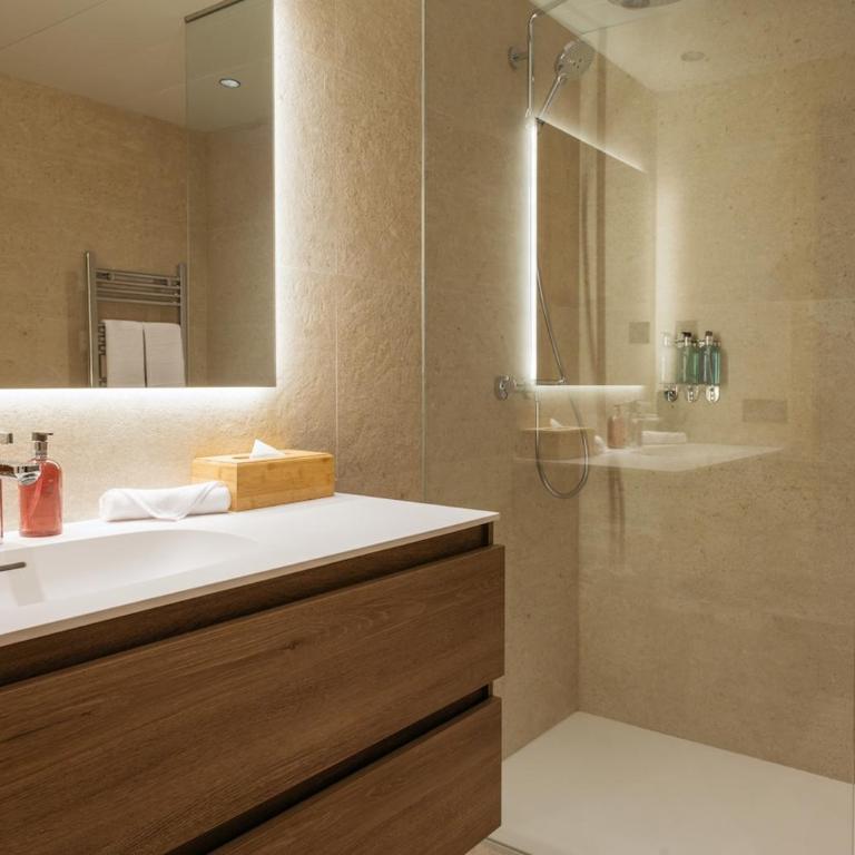 Luxurious Mountain Gem Enjoy Nature l Gym Sauna Pool l 1 MINUTE WALK TO SLOPES l by BonesVacances - Two-Bedroom Apartment with Terrace - 40