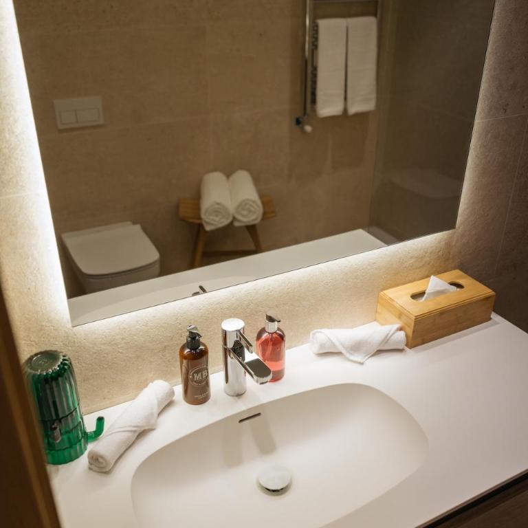 Luxurious Mountain Gem Enjoy Nature l Gym Sauna Pool l 1 MINUTE WALK TO SLOPES l by BonesVacances - Two-Bedroom Apartment with Terrace - 43