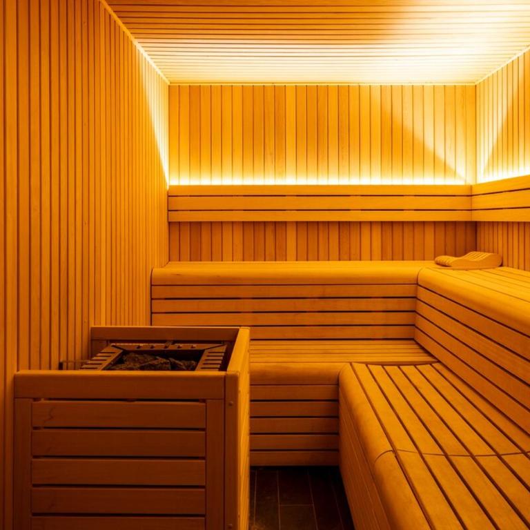 Luxurious Mountain Gem Enjoy Nature l Gym Sauna Pool l 1 MINUTE WALK TO SLOPES l by BonesVacances - Two-Bedroom Apartment with Terrace - 9
