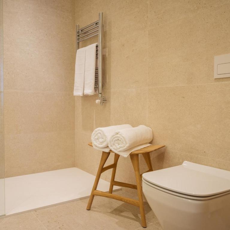 Luxurious Mountain Gem Enjoy Nature l Gym Sauna Pool l 1 MINUTE WALK TO SLOPES l by BonesVacances - Two-Bedroom Apartment with Terrace - 46