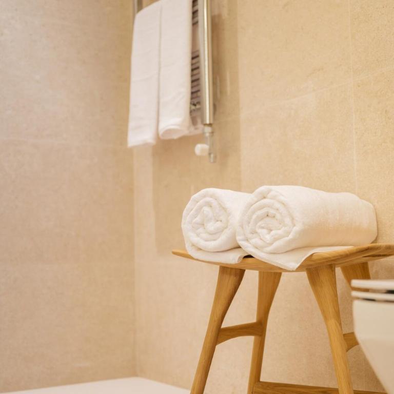 Luxurious Mountain Gem Enjoy Nature l Gym Sauna Pool l 1 MINUTE WALK TO SLOPES l by BonesVacances - Two-Bedroom Apartment with Terrace - 11