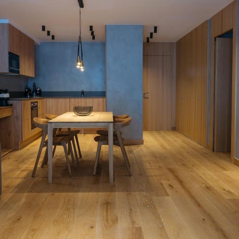 Luxurious Mountain Gem Enjoy Nature l Gym Sauna Pool l 1 MINUTE WALK TO SLOPES l by BonesVacances - Two-Bedroom Apartment with Terrace - 49