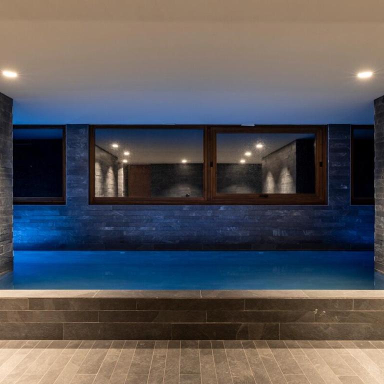 Luxurious Mountain Gem Enjoy Nature l Gym Sauna Pool l 1 MINUTE WALK TO SLOPES l by BonesVacances - Two-Bedroom Apartment with Terrace - 10