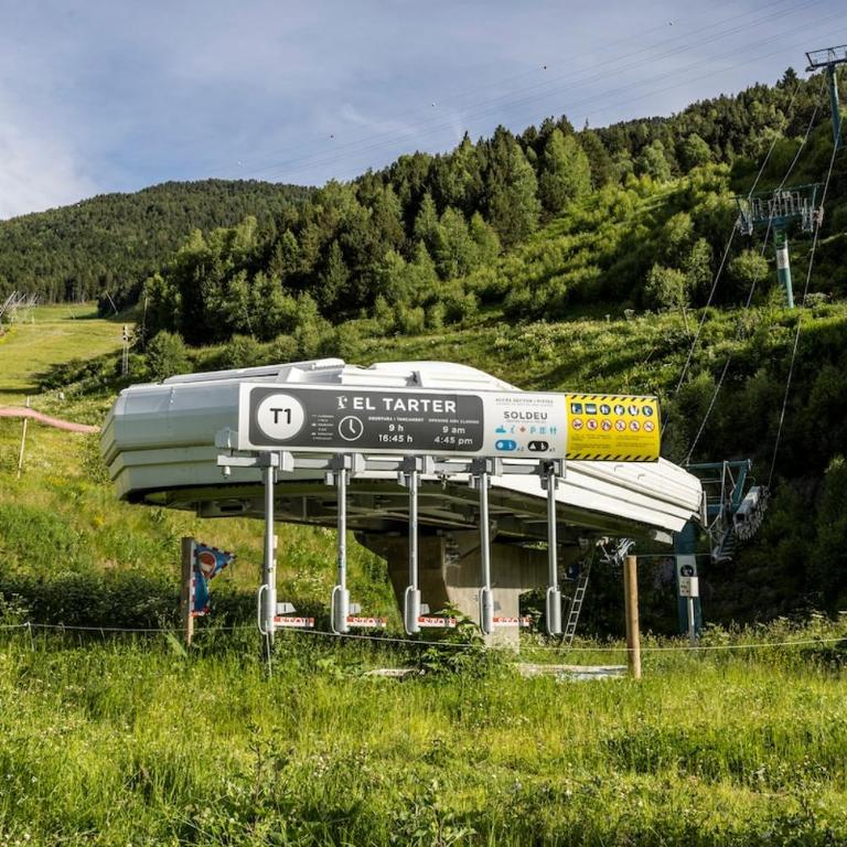 Luxurious Mountain Gem Enjoy Nature l Gym Sauna Pool l 1 MINUTE WALK TO SLOPES l by BonesVacances - Two-Bedroom Apartment with Terrace - 56