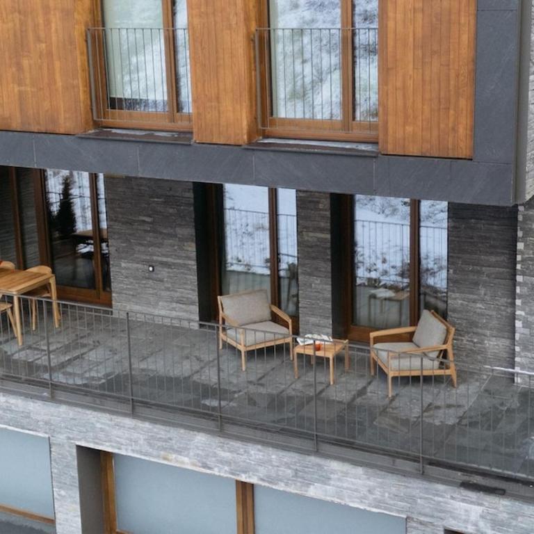 Luxurious Mountain Gem Enjoy Nature l Gym Sauna Pool l 1 MINUTE WALK TO SLOPES l by BonesVacances - Two-Bedroom Apartment with Terrace - 23