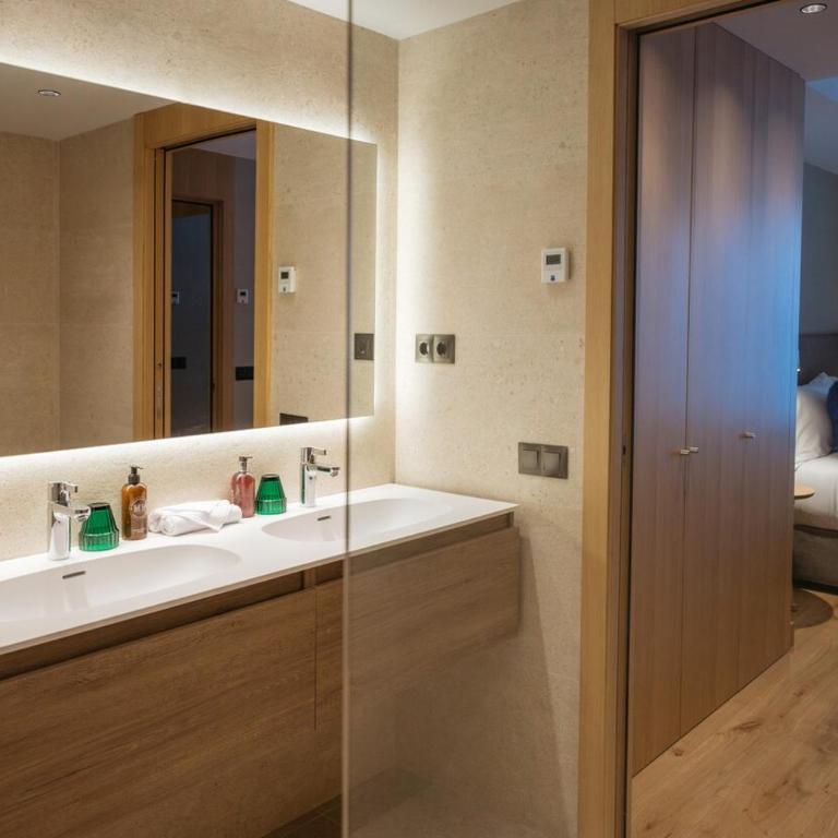Luxurious Mountain Gem Enjoy Nature l Gym Sauna Pool l 1 MINUTE WALK TO SLOPES l by BonesVacances - Two-Bedroom Apartment with Terrace - 59