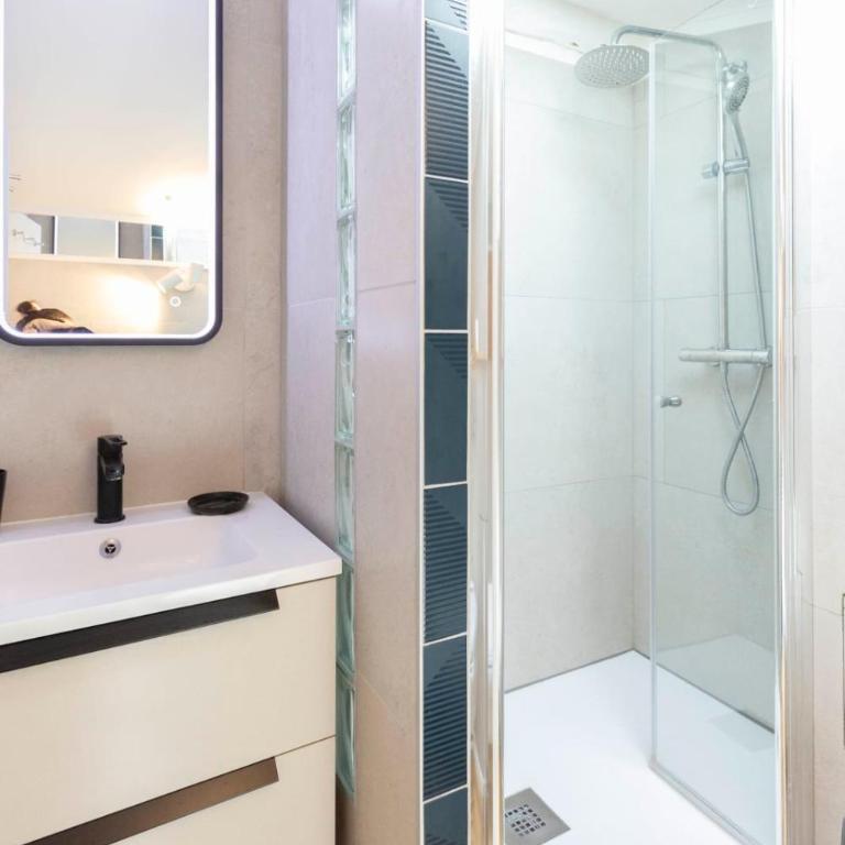Vauban Stylish 1-Bedroom Apartment in Antibes City Center with AC - Apartment - 13