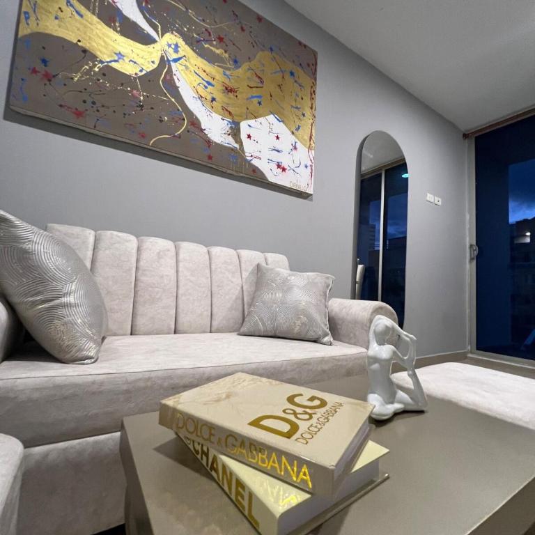 Exclusivo apartamento art zona norte - Three-Bedroom Apartment - 2