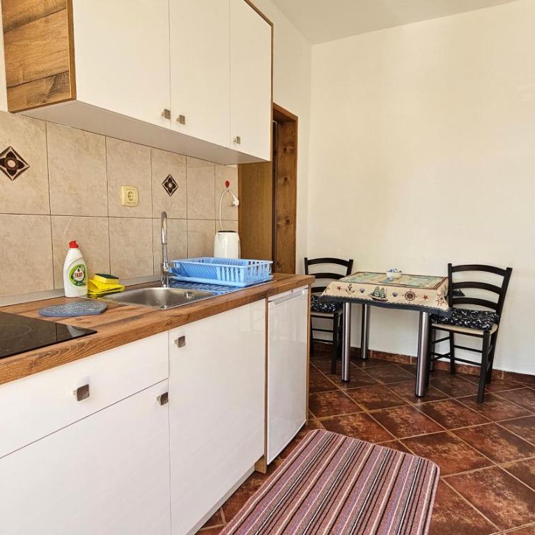 B & M Apartments - One-Bedroom Apartment with Small Terrace and Sea View - 14