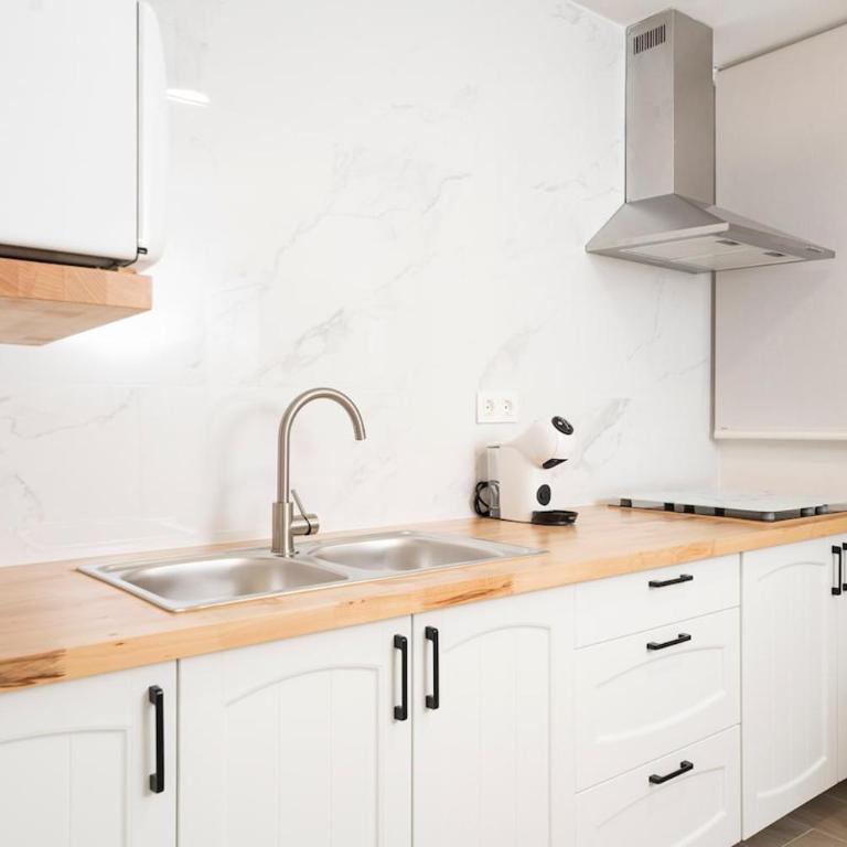 Luxury Suite Ancha de Capuchinos - Three-Bedroom Apartment - 11