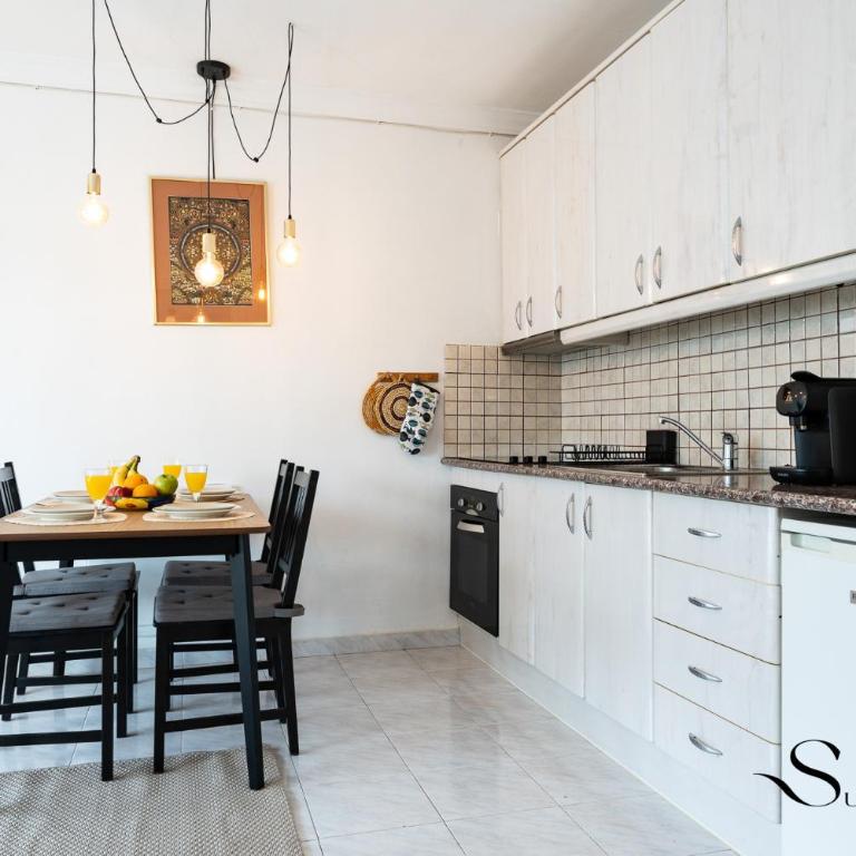 Great Location, Sea View, 2 Bedroom, Steps from the Beach - Two-Bedroom Apartment with Terrace and Sea View - 4