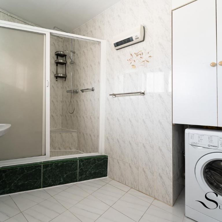 Great Location, Sea View, 2 Bedroom, Steps from the Beach - Two-Bedroom Apartment with Terrace and Sea View - 13