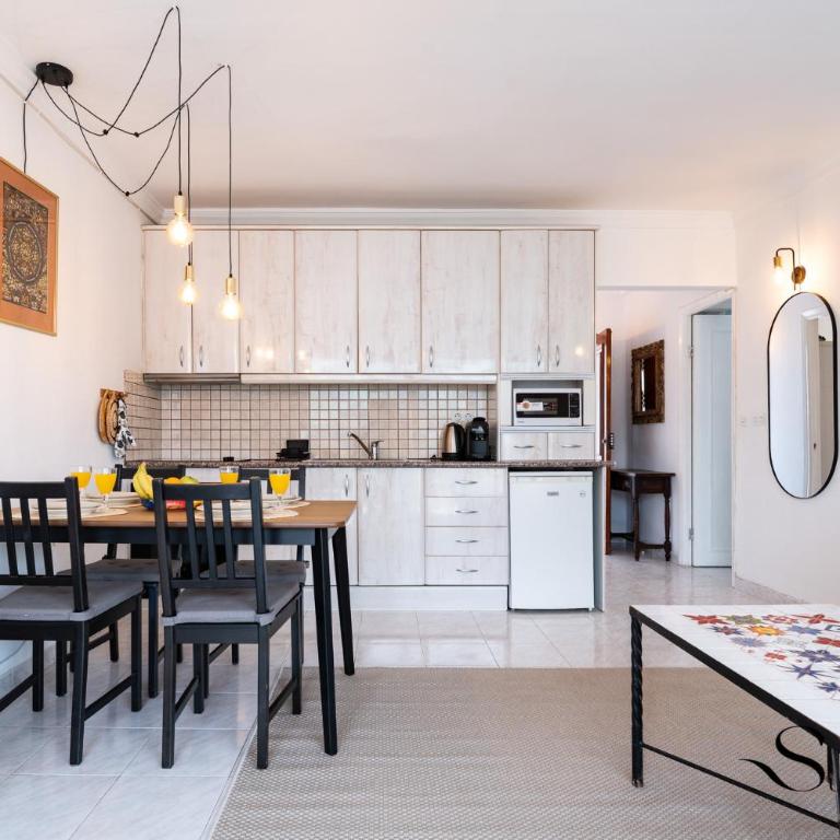 Great Location, Sea View, 2 Bedroom, Steps from the Beach - Two-Bedroom Apartment with Terrace and Sea View - 14