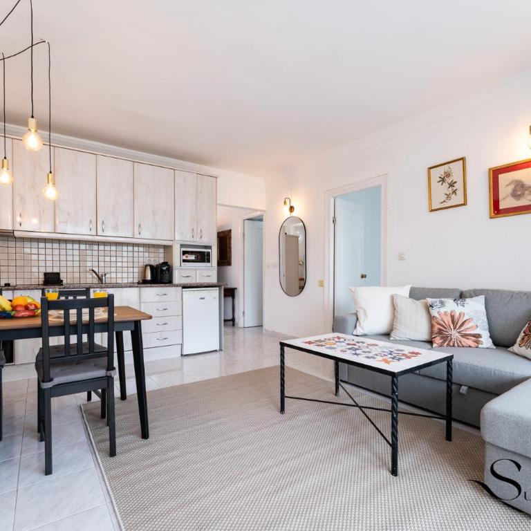 Great Location, Sea View, 2 Bedroom, Steps from the Beach - Two-Bedroom Apartment with Terrace and Sea View - 25