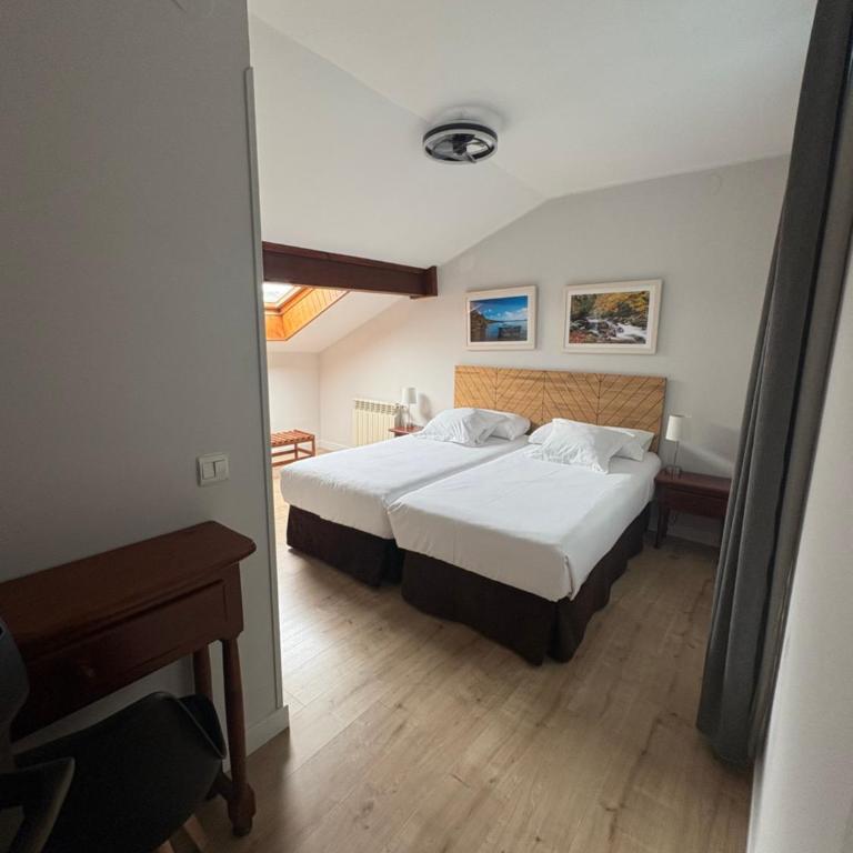 Hotel Puerto de Llanes - Double Room - Interior Facing - 7
