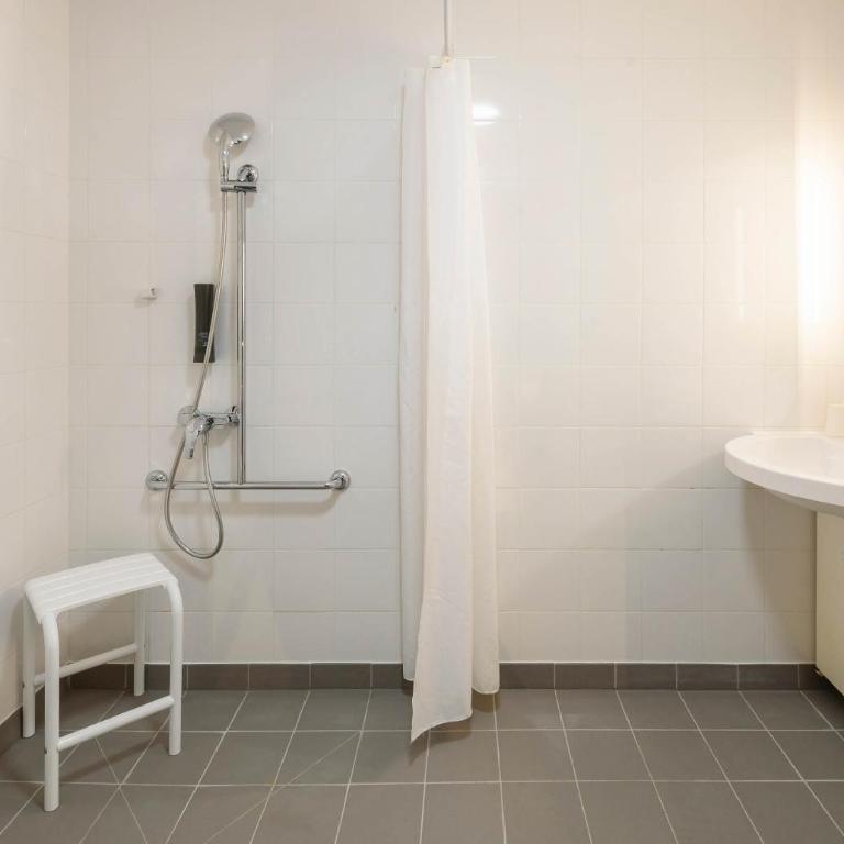 B&B HOTEL Toulouse Cité de l'Espace Gonord - Chambre Quadruple - Accessible aux Personnes à Mobilité Réduite - 6