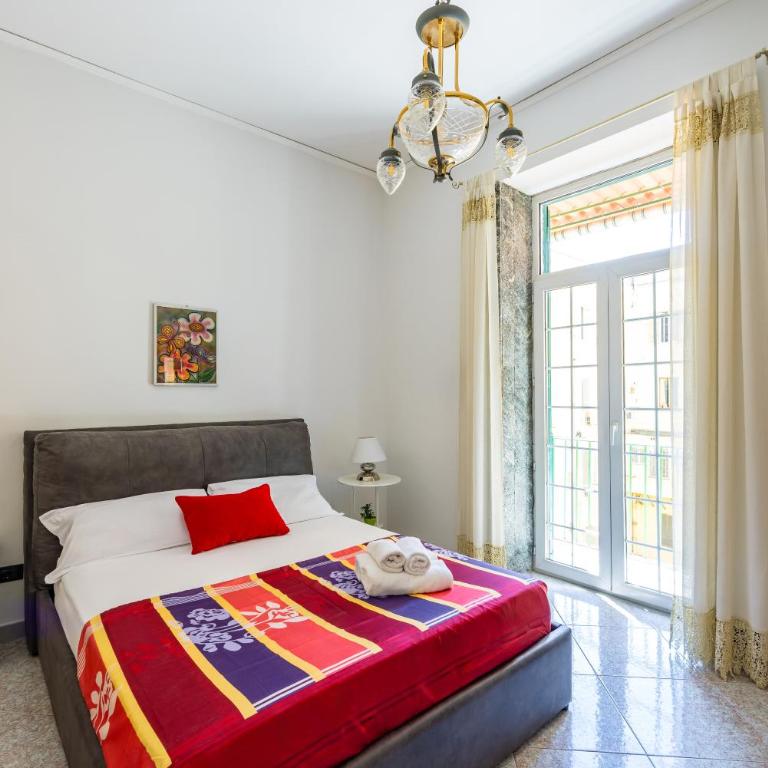 Red Comfort Flat near Garibaldi Station - Two-Bedroom Apartment - 2