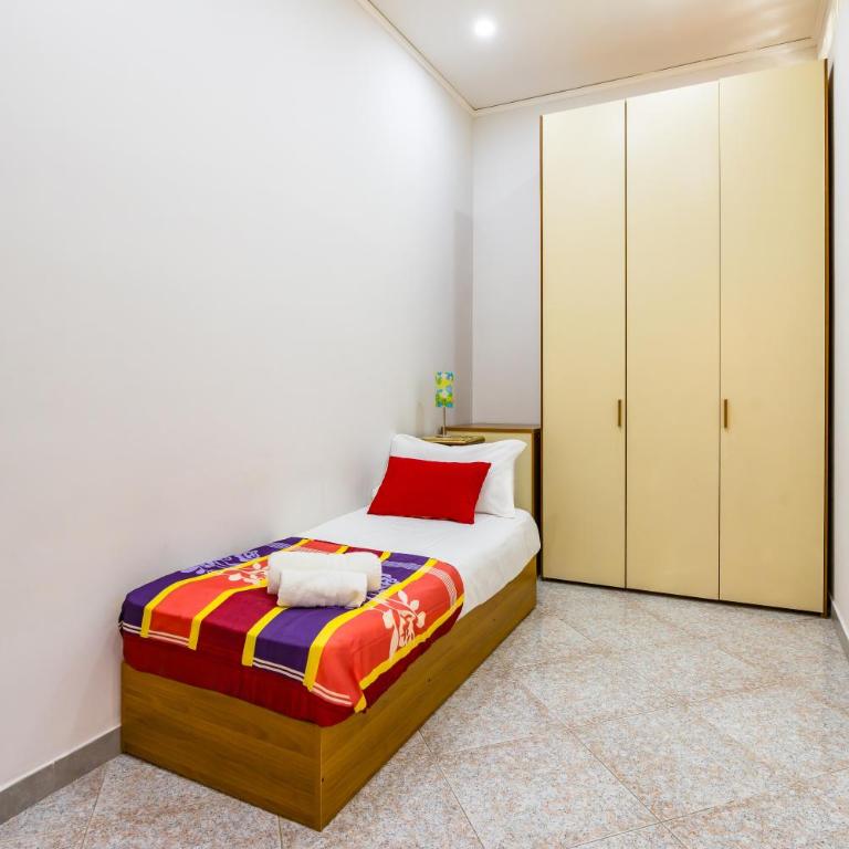 Red Comfort Flat near Garibaldi Station - Two-Bedroom Apartment - 10