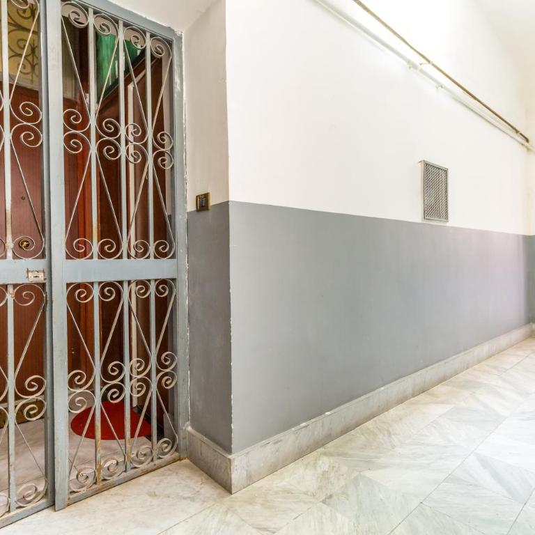 Red Comfort Flat near Garibaldi Station - Two-Bedroom Apartment - 32