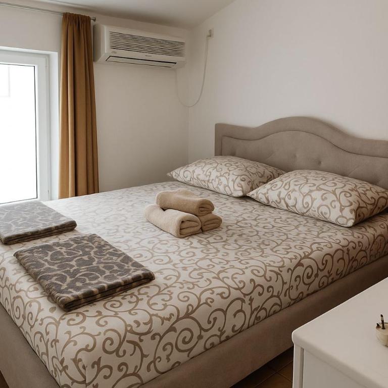 Apartmani PULIĆ - Dvokrevetna Soba sa Bračnim Krevetom i Terasom - 1