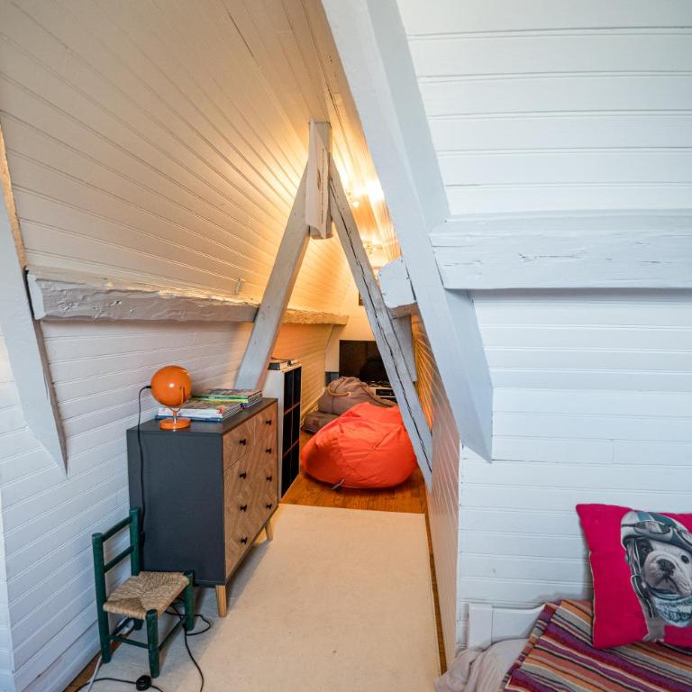 DUPLEX villa ancienne, 59 m2 , vue mer et plein centre! - Two-Bedroom Apartment - 13