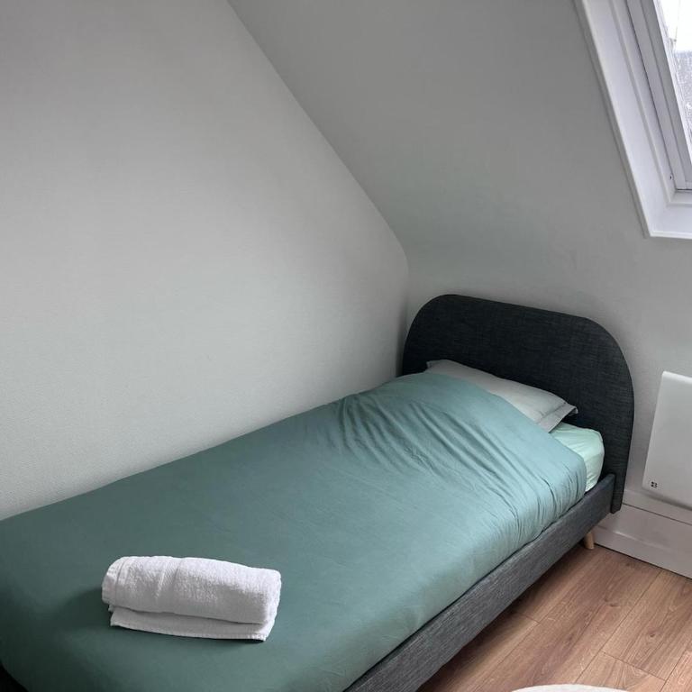 Maison cosy et calme à proximité de la gare - Four-Bedroom House - 12