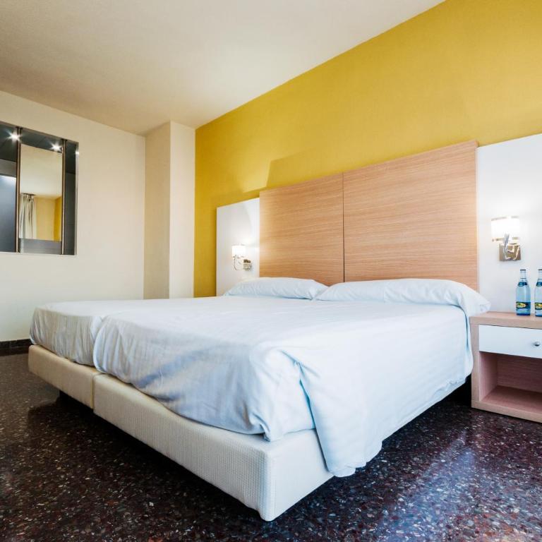 Hotel Fontana Plaza - Habitación Familiar con terraza (4 adultos) - 1