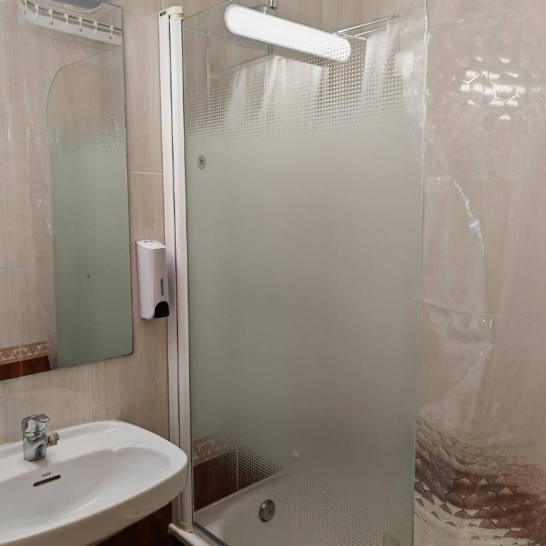 HOSTAL RIGAU - Habitación Doble con baño privado - 1 o 2 camas - 2