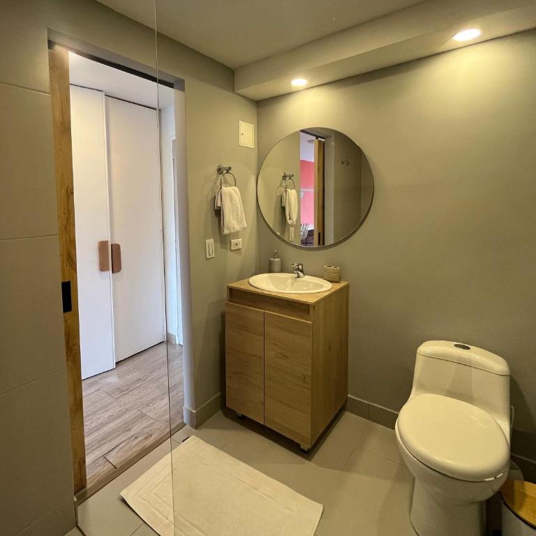 Great space in perfect area! Walk everywhere! - Studio Apartment - 6