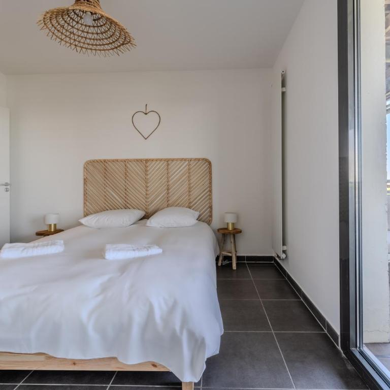 immeuble haut standing avec vue étang et parking - Appartement 1 Chambre - 11