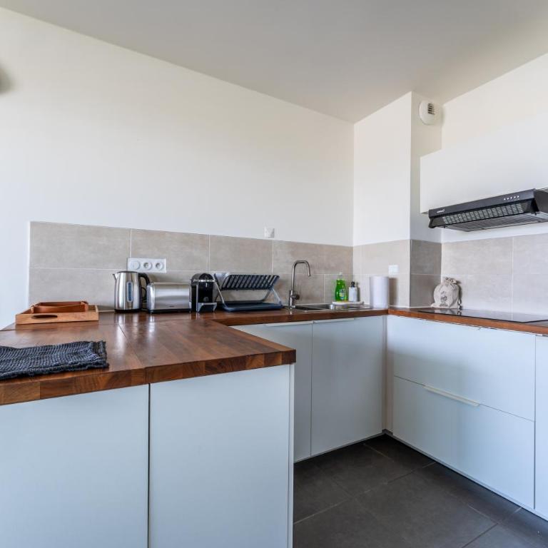immeuble haut standing avec vue étang et parking - Appartement 1 Chambre - 9