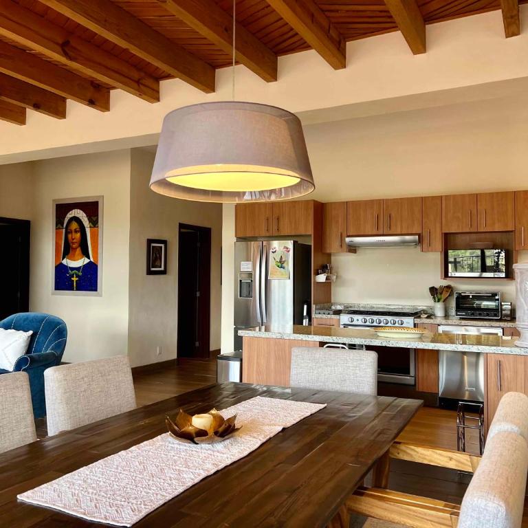Elegant 3BR Condo 5 Star Amenities near Centro - Apartamento de 3 dormitorios con balcón - 3