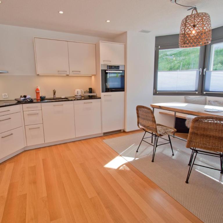 Chalet Sunnustrahl - One-Bedroom Apartment with Balcony and Mountain View - 10
