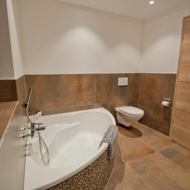 Chalet Sunnustrahl - Two-Bedroom Apartment with Mountain View - 26