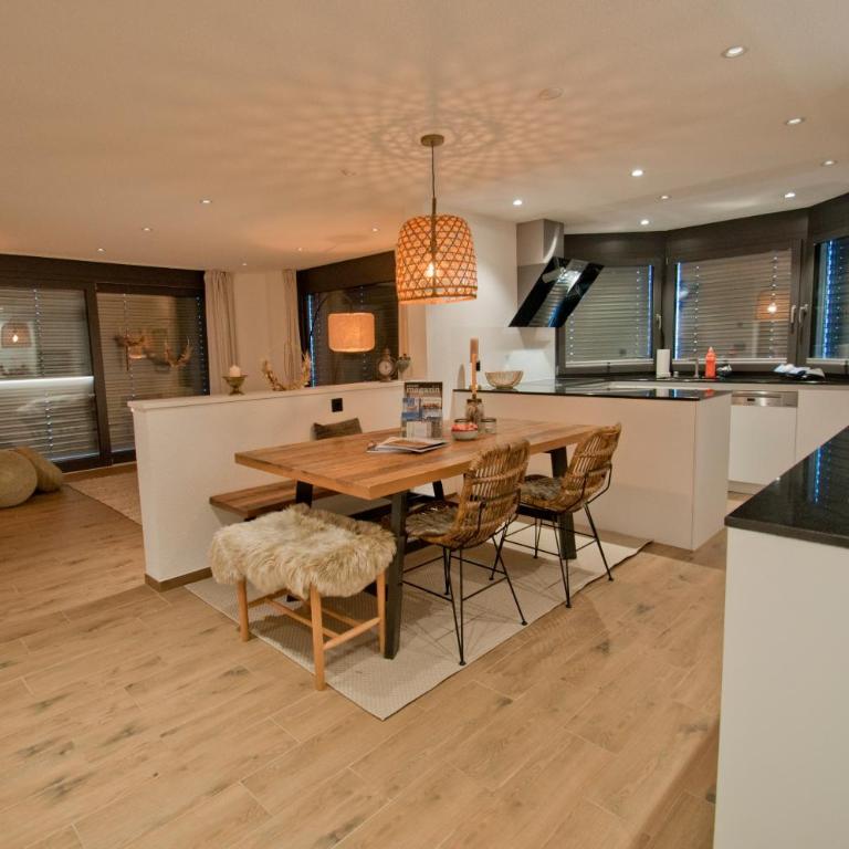 Chalet Sunnustrahl - Two-Bedroom Apartment with Mountain View - 12
