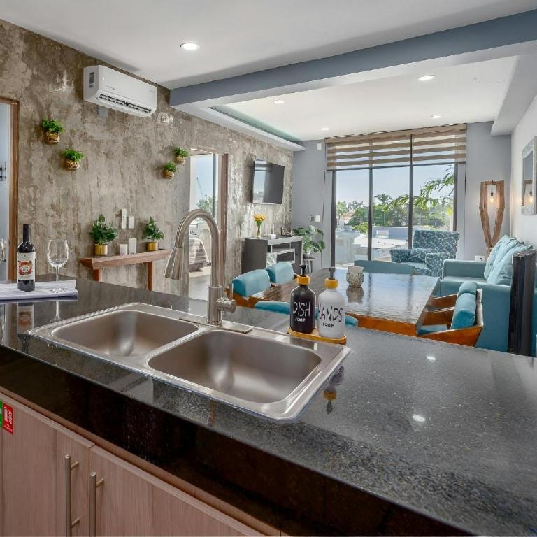 Luxe Modern-5 Star Area-Walk 2 Beach-Pool-View-King Bed - Superior Apartment - 1
