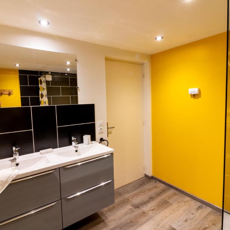 Entre 2 Jardin Drap compris et Barbecue - Two-Bedroom Apartment - 10