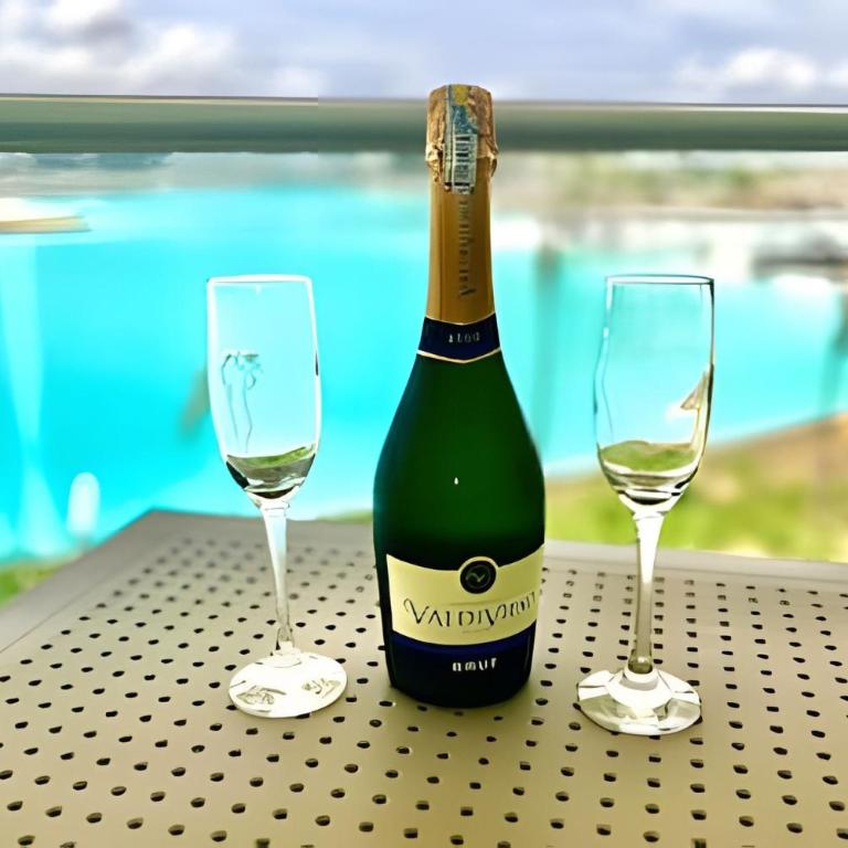 1 Alcoba Hermosa vista a la laguna + bote inflable - One-Bedroom Apartment with Pool View - 8