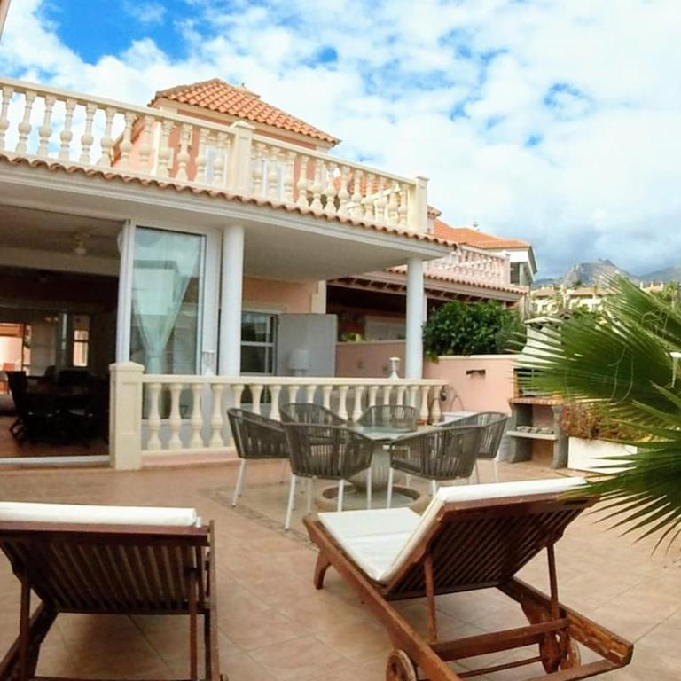 Spacious villa 500 m from the sea! Playa Del Duque - Casa de 4 dormitorios - 4